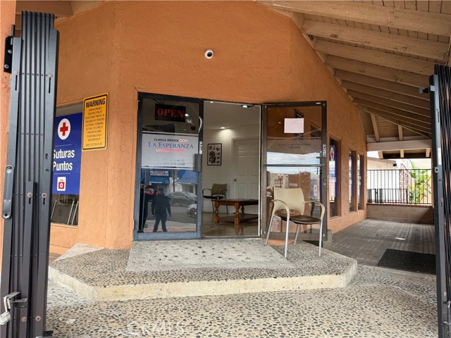 726 S Main, Santa Ana CA: https://media.crmls.org/medias/6edfd339-67b1-436b-983f-0e649f57ca87.jpg