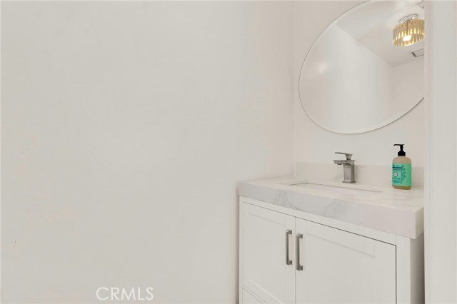 Detail Gallery Image 12 of 33 For 5835 Etiwanda Ave, Tarzana,  CA 91356 - 2 Beds | 2/1 Baths