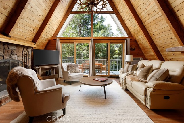 Detail Gallery Image 2 of 34 For 422 Pyramid, Lake Arrowhead,  CA 92352 - 3 Beds | 2 Baths