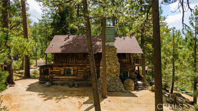 Detail Gallery Image 3 of 47 For 39342 Mohawk Dr, Fawnskin,  CA 92333 - 4 Beds | 2 Baths