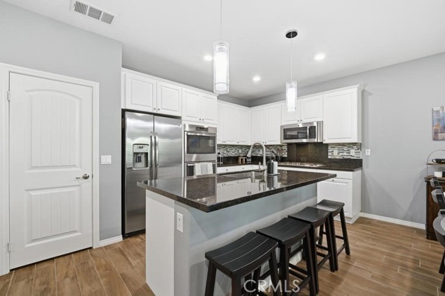 Detail Gallery Image 8 of 44 For 12138 Chutes Ct, Jurupa Valley,  CA 91752 - 3 Beds | 2/1 Baths