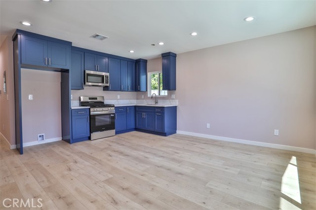 2111 Scott Road, Burbank CA: https://media.crmls.org/medias/6eef051f-06f0-4ef7-a8ad-00490c649f14.jpg