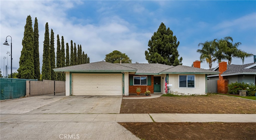 2201 E Oakmont