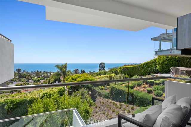 1061 Skyline Drive, Laguna Beach CA: https://media.crmls.org/medias/6ef689db-7dbb-4c6a-b468-5e260606c9e1.jpg