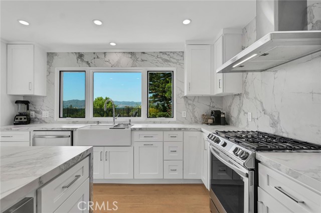 23241 Aetna Street, Woodland Hills CA: https://media.crmls.org/medias/6efa9ea0-2df7-4999-8b6e-1a4a8e269cd7.jpg
