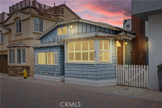 Detail Gallery Image 3 of 41 For 55 B Surfside Ave, Surfside,  CA 90743 - 4 Beds | 4 Baths