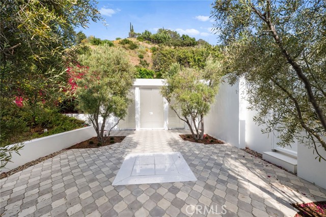 1046 N Hillcrest Road, Beverly Hills CA: https://media.crmls.org/medias/6f00eee3-9567-42e1-920e-8282be9867cd.jpg
