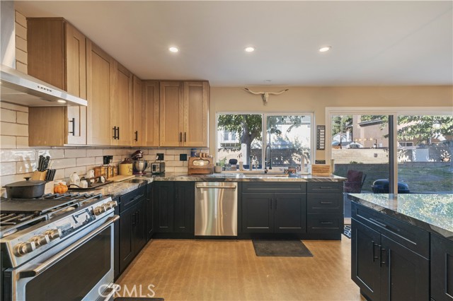 Detail Gallery Image 8 of 46 For 28975 Lotusgarden Dr, Canyon Country,  CA 91387 - 4 Beds | 3 Baths