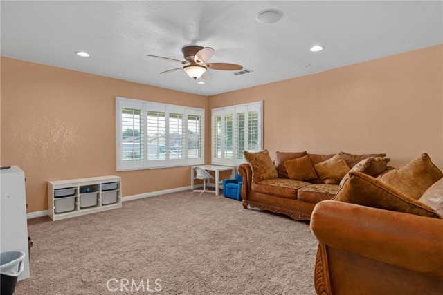 Detail Gallery Image 4 of 46 For 5337 Sulphur Dr, Jurupa Valley,  CA 91752 - 4 Beds | 2/1 Baths