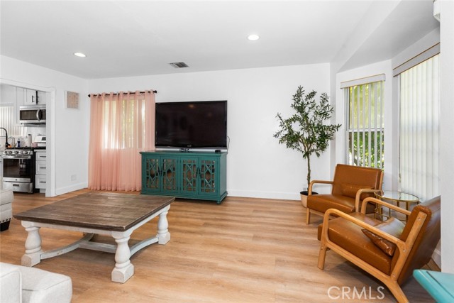 Detail Gallery Image 2 of 11 For 6608 Saint Clair Ave, North Hollywood,  CA 91606 - 4 Beds | 3 Baths