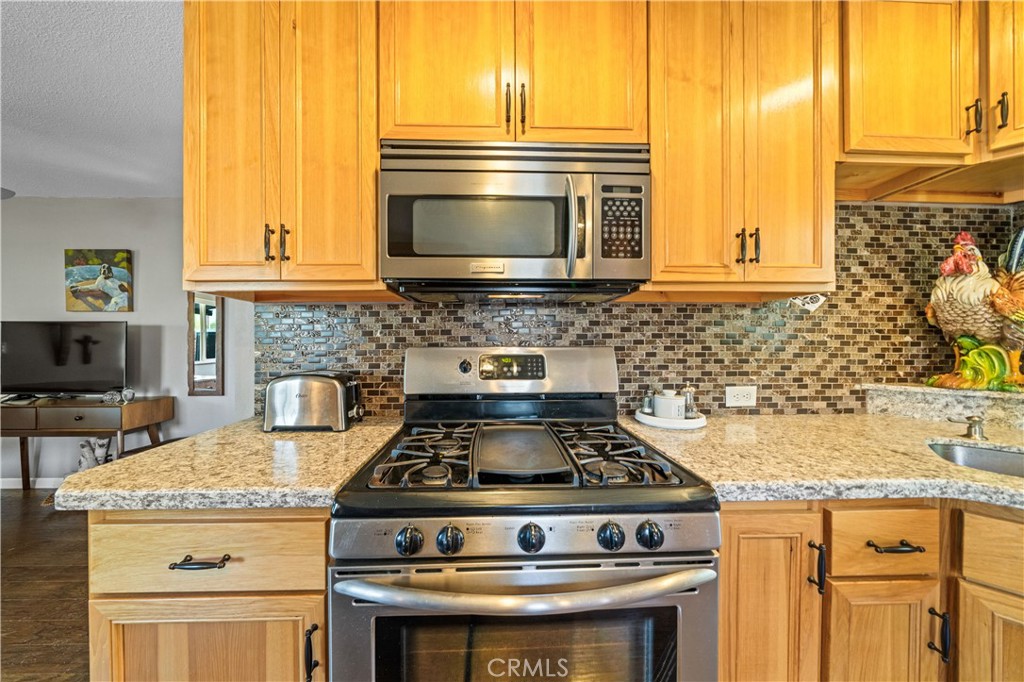 https://media.crmls.org/medias/6f0a67e8-f9b9-4b25-9330-59883f84bda6.jpg?preset=X-Large
