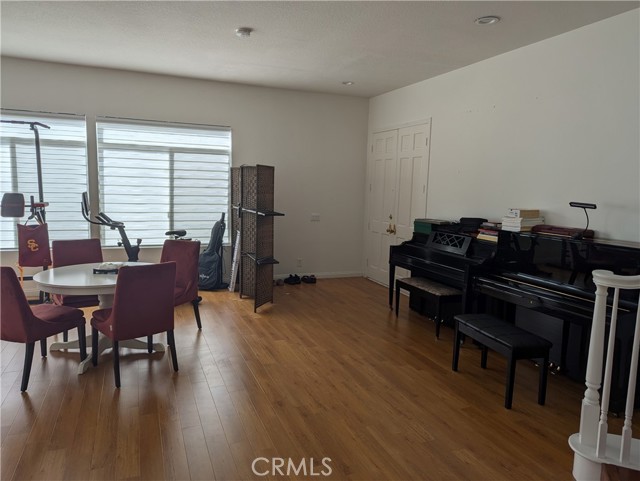Living room Pianos