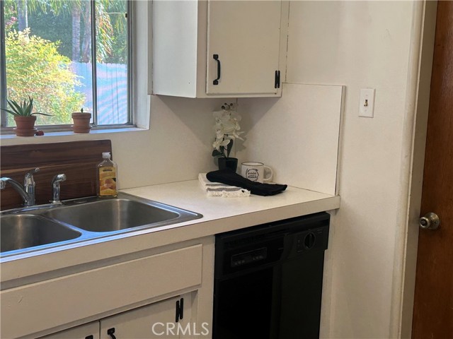 Detail Gallery Image 7 of 43 For 3935 N Tollhouse Rd, Fresno,  CA 93726 - 4 Beds | 2 Baths