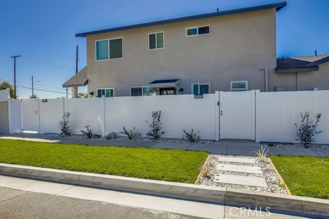 824 S Dune Street, Anaheim CA: https://media.crmls.org/medias/6f121f1f-134e-4915-9c36-49eae77b4d1b.jpg