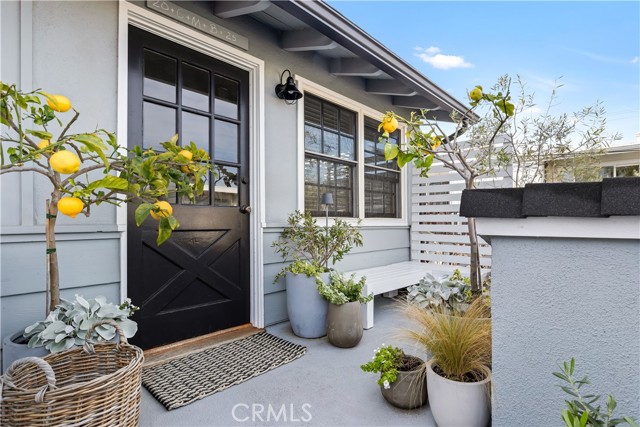 304 Dahlia Place, Corona del Mar CA: https://media.crmls.org/medias/6f12a319-f6b7-4775-881b-ba970bde388f.jpg