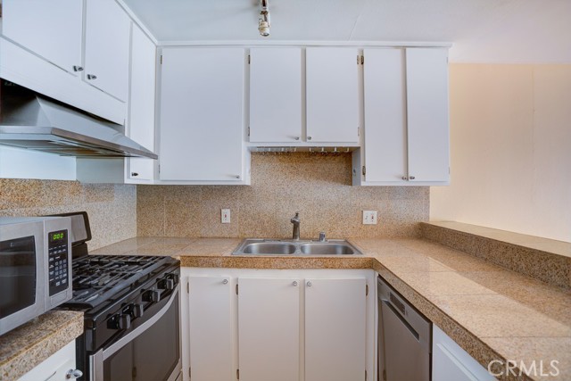 Detail Gallery Image 11 of 32 For 1940 N Highland Ave #10,  Los Angeles,  CA 90068 - 2 Beds | 2 Baths