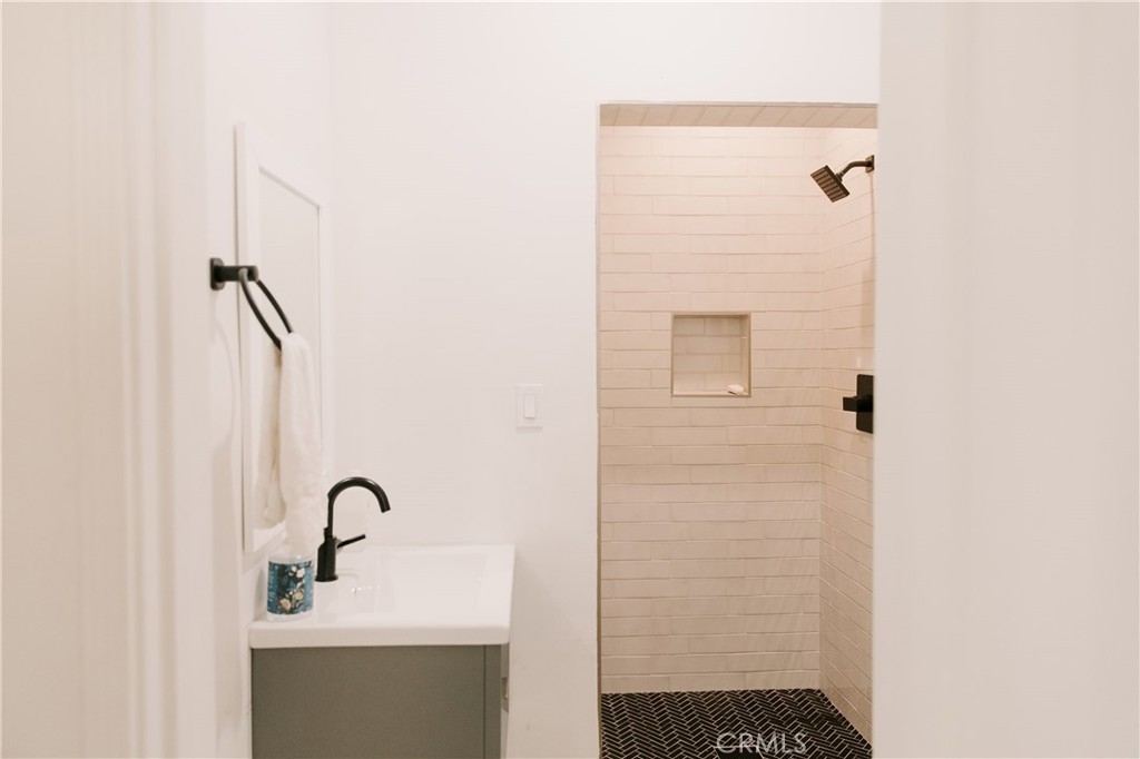https://media.crmls.org/medias/6f16c9e8-897e-4614-a09e-c55134ae93df.jpg?preset=X-Large