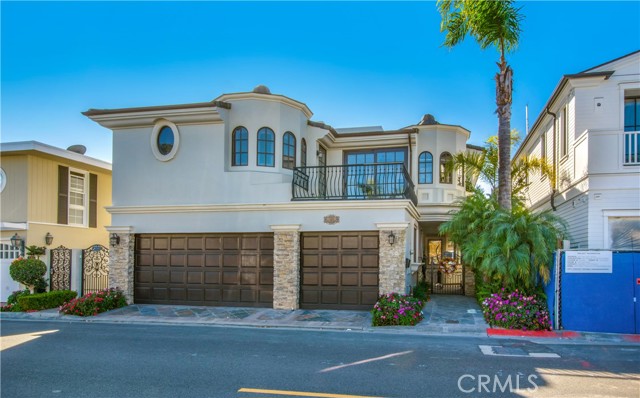 Detail Gallery Image 1 of 53 For 323 via Lido Soud, Newport Beach,  CA 92663 - 4 Beds | 3/1 Baths