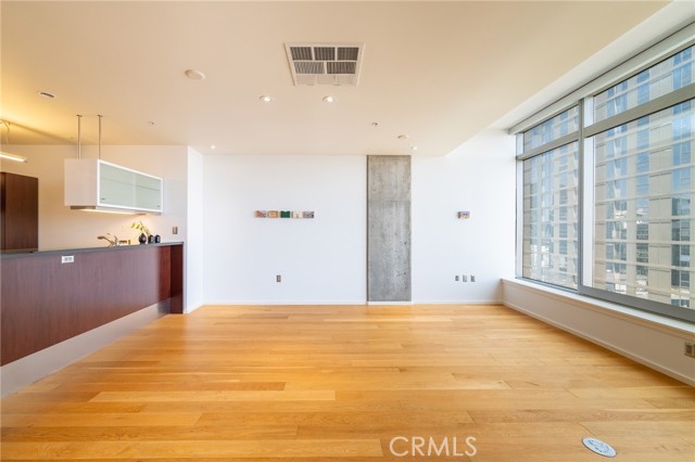 1155 South Grand Avenue, Los Angeles CA: https://media.crmls.org/medias/6f1cb5c9-52a1-437c-87b1-2cffcf0ea2aa.jpg