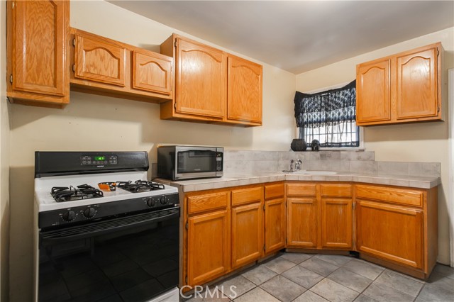 Detail Gallery Image 3 of 28 For 1329 -1331 N Screenland Dr #1329-1331,  Burbank,  CA 91505 - 4 Beds | 2 Baths