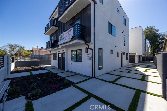 Detail Gallery Image 3 of 33 For 14422 Tiara #1/2,  Van Nuys,  CA 91401 - 5 Beds | 5 Baths