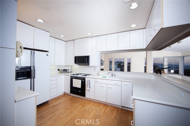 221 33rd Street, Manhattan Beach, California 90266, 3 Bedrooms Bedrooms, ,2 BathroomsBathrooms,Residential,Sold,33rd,NP21258869