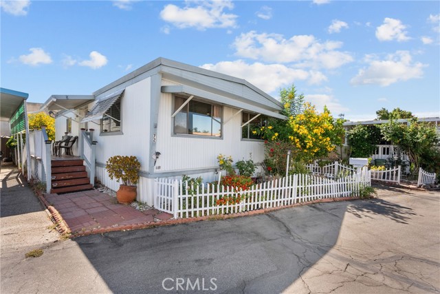 21001 Plummer Street, Chatsworth CA: https://media.crmls.org/medias/6f264598-74a1-4fdc-bbc1-c1ca8d999ec8.jpg