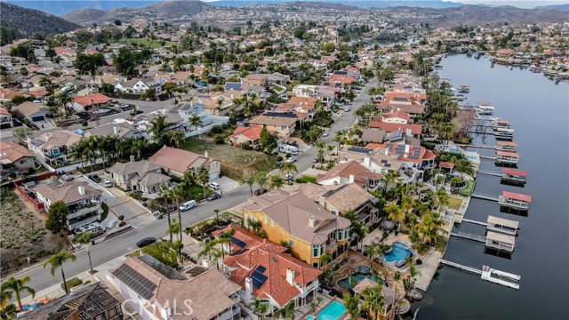 23180 Gray Fox Drive, Canyon Lake CA: https://media.crmls.org/medias/6f29a58a-c9da-4881-879f-b0ba039d7053.jpg