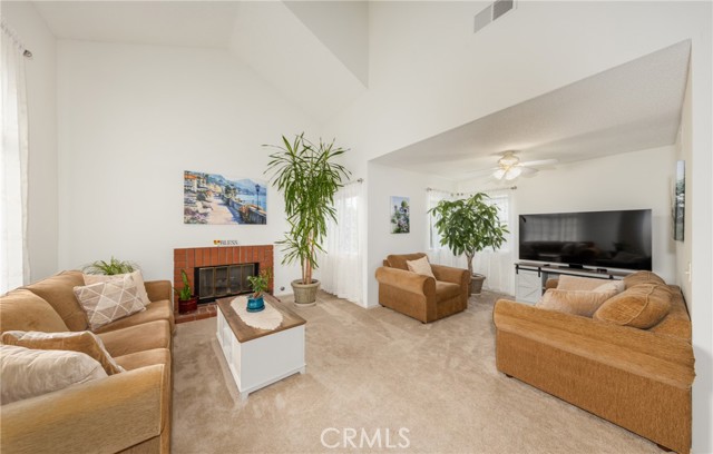 Detail Gallery Image 7 of 27 For 1228 W Woodcrest Street, Bloomington,  CA 92316 - 5 Beds | 2/1 Baths