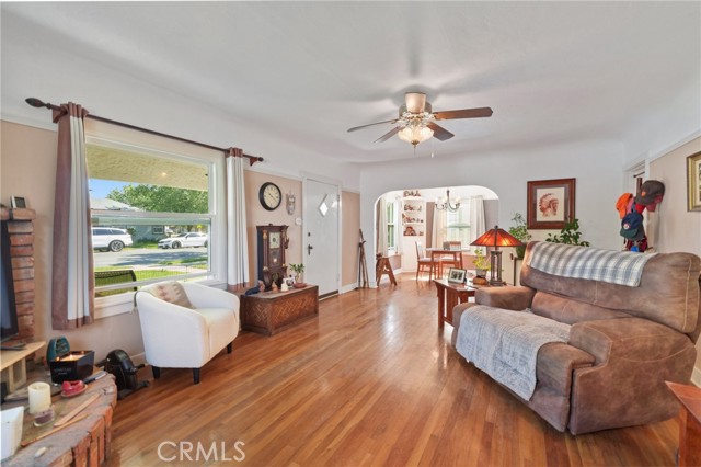 221 College Avenue, Coalinga CA: https://media.crmls.org/medias/6f2d94f5-56e5-4a16-8d12-1618c5a3a6aa.jpg