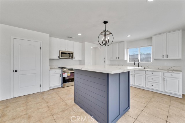 Detail Gallery Image 11 of 38 For 15010 Arrow Bld, Fontana,  CA 92335 - 5 Beds | 2/1 Baths