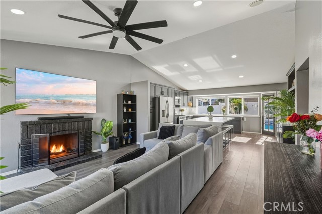 Detail Gallery Image 4 of 23 For 27630 Hartford Ave, Castaic,  CA 91384 - 3 Beds | 2 Baths