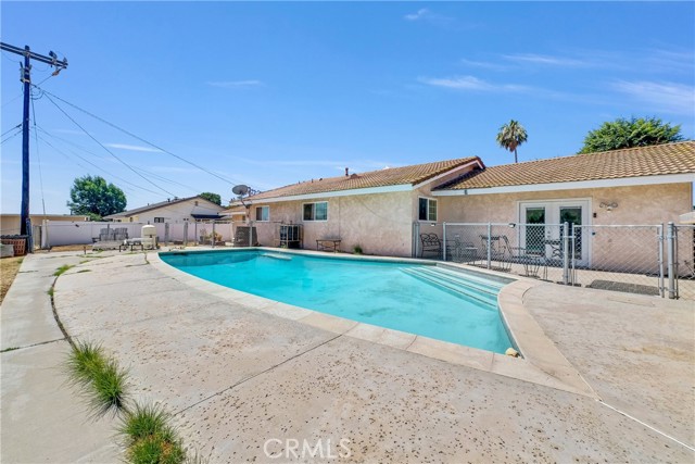 5622 Sharon Way, Jurupa Valley CA: https://media.crmls.org/medias/6f2f50ef-192e-468e-85f5-4c5398d68041.jpg