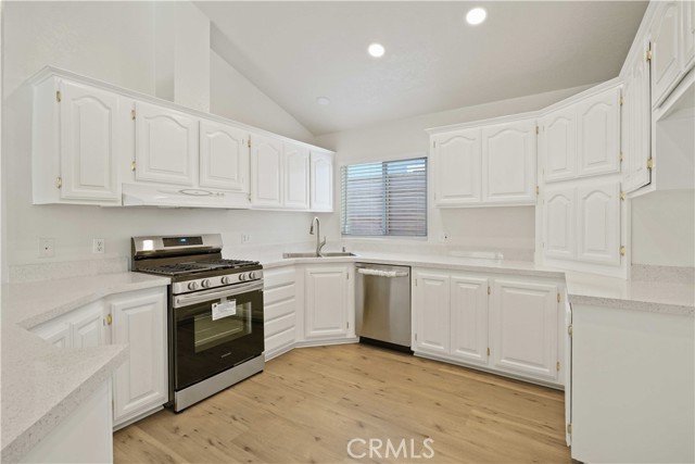 Detail Gallery Image 8 of 35 For 20240 Shadow Island Dr, Canyon Country,  CA 91351 - 3 Beds | 2 Baths