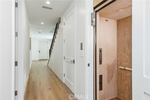 Detail Gallery Image 11 of 20 For 107 Manhattan Ave, Hermosa Beach,  CA 90254 - 5 Beds | 5/1 Baths