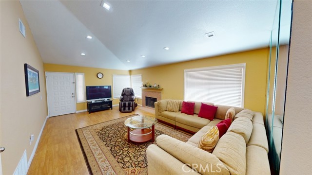 Detail Gallery Image 4 of 20 For 2901 Wimbledon Dr, Corona,  CA 92879 - 3 Beds | 2 Baths