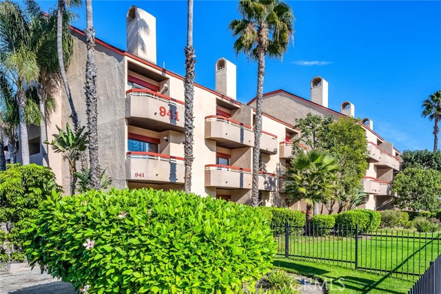 Detail Gallery Image 1 of 28 For 941 W Carson St #103,  Torrance,  CA 90502 - 2 Beds | 2 Baths