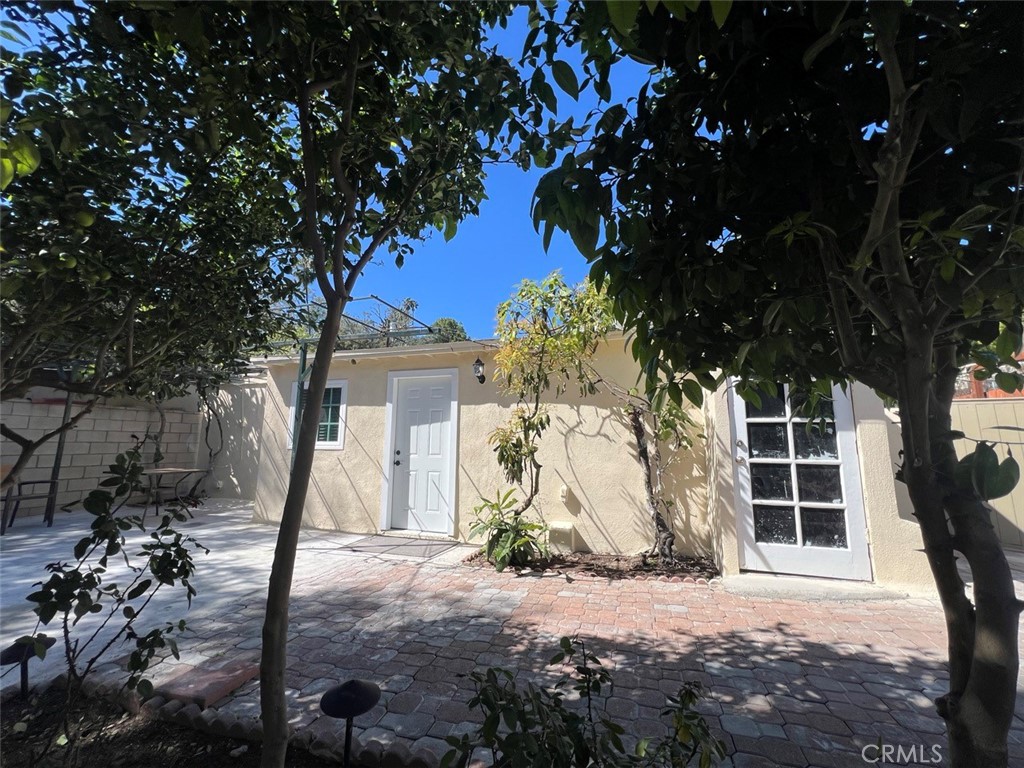 1/2 San Pascual Avenue