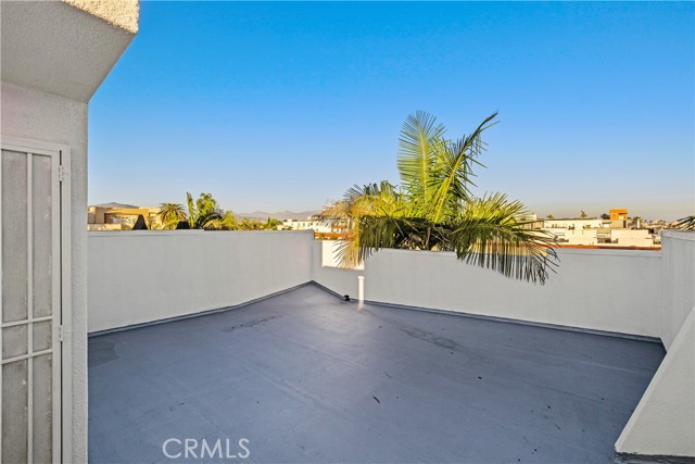Detail Gallery Image 6 of 39 For 4845 Elmwood #C,  Los Angeles,  CA 90004 - 3 Beds | 3 Baths