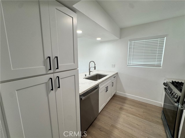 Detail Gallery Image 6 of 21 For 122 46th St #B,  Newport Beach,  CA 92663 - 3 Beds | 2 Baths