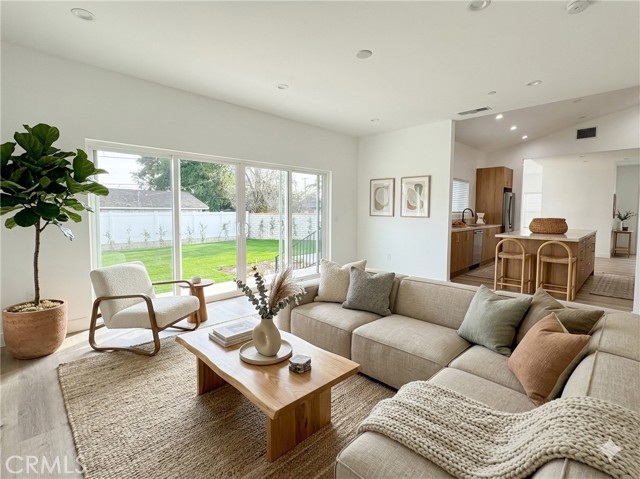 Detail Gallery Image 6 of 20 For 9128 Balcom Ave, Northridge,  CA 91325 - 4 Beds | 3 Baths