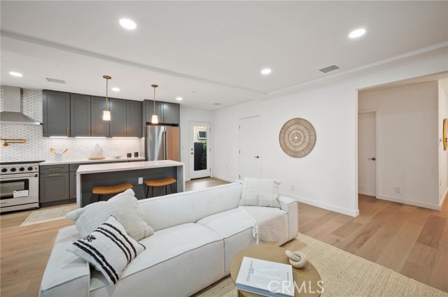 14328 Emelita Street, Sherman Oaks CA: https://media.crmls.org/medias/6f508d57-7d72-4ca5-92e6-29c3c9bcc3cf.jpg