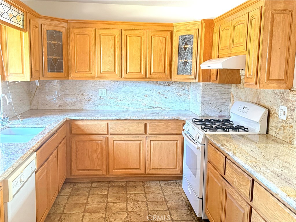 https://media.crmls.org/medias/6f53762d-06da-48ec-8f16-25698eabed2b.jpg?preset=X-Large