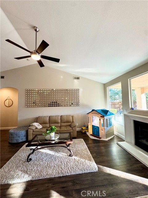 Detail Gallery Image 5 of 28 For 1055 E Hogan Ave, Fresno,  CA 93730 - 4 Beds | 2 Baths