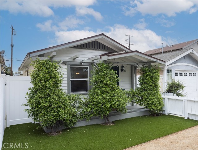 1012 Temple Ave, Long Beach CA: https://media.crmls.org/medias/6f57ed94-d7ca-483b-826d-e9bbc3509ddb.jpg