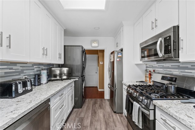 Detail Gallery Image 3 of 41 For 664 E Barry Dr, Long Beach,  CA 90805 - 3 Beds | 2 Baths
