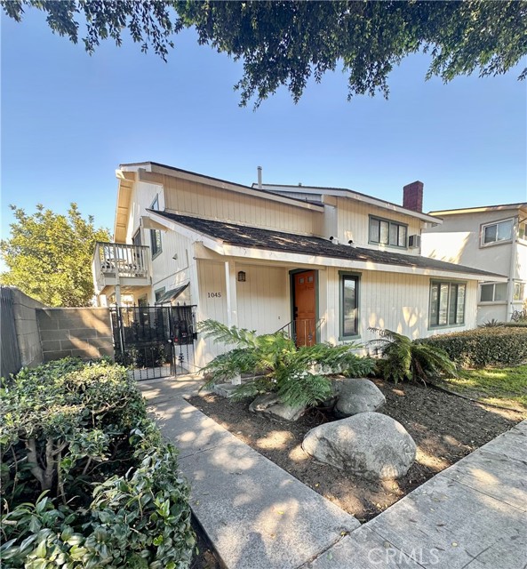 Detail Gallery Image 2 of 20 For 1045 E 3rd #4,  Long Beach,  CA 90802 - 2 Beds | 2 Baths