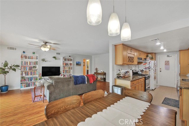 330 W California Boulevard, Pasadena CA: https://media.crmls.org/medias/6f5ac457-e6bc-4658-9d43-3d9ed438af4e.jpg