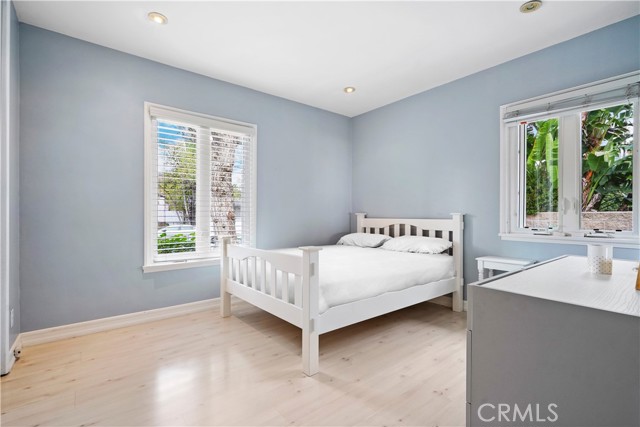 Detail Gallery Image 15 of 27 For 5362 Yolanda Ave, Tarzana,  CA 91356 - 3 Beds | 3 Baths