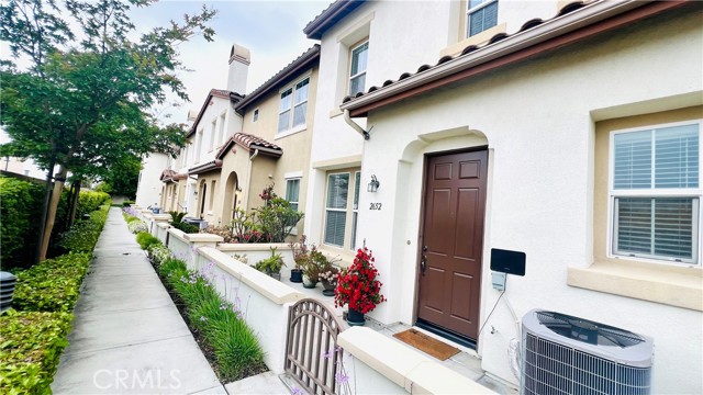 Detail Gallery Image 1 of 34 For 2652 W Madison Cir, Anaheim,  CA 92801 - 2 Beds | 2/1 Baths